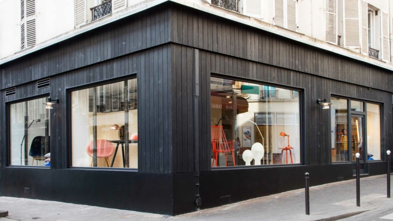 boutique déco sur paris avec devanture noire en bois