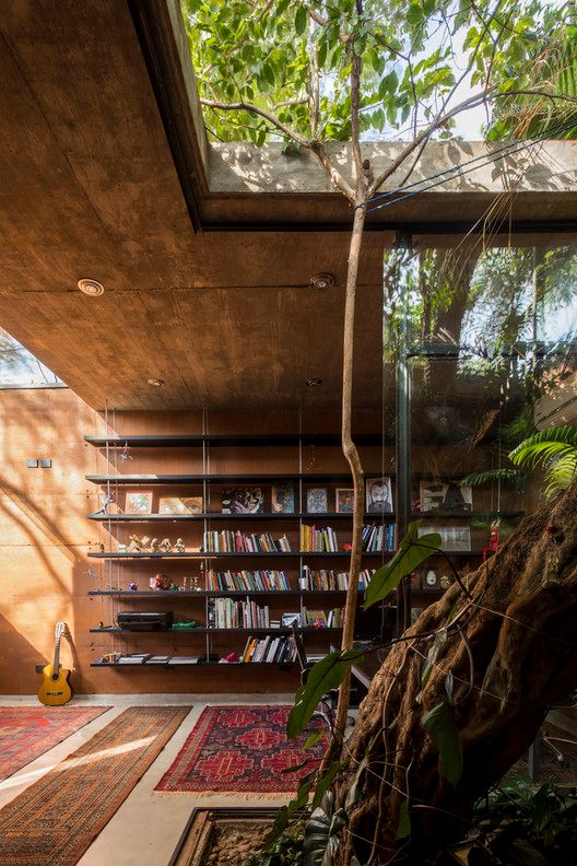 bibliothèque dans une décoration écologique