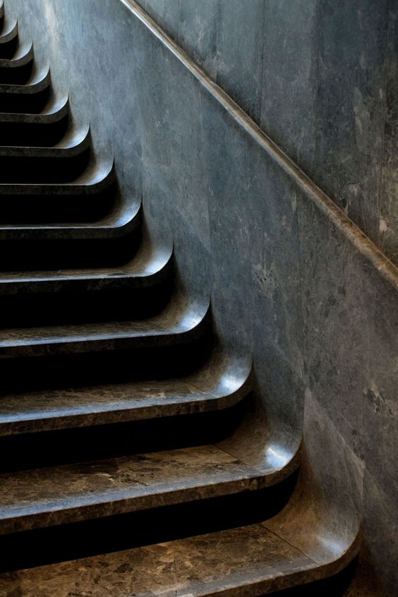 escalier en marbre noir