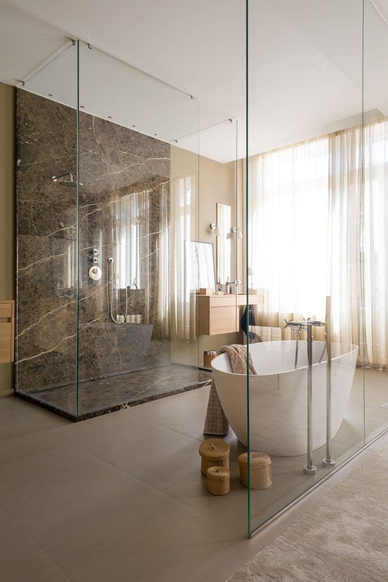 décoration salle de bain avec grande vitre