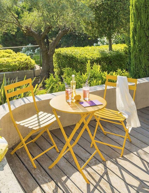 table de jardin pliante en métal jaune